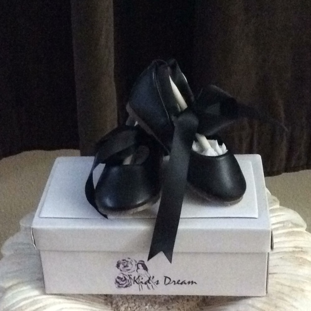 New In Box Lace Bow Leather Baby Shoes.